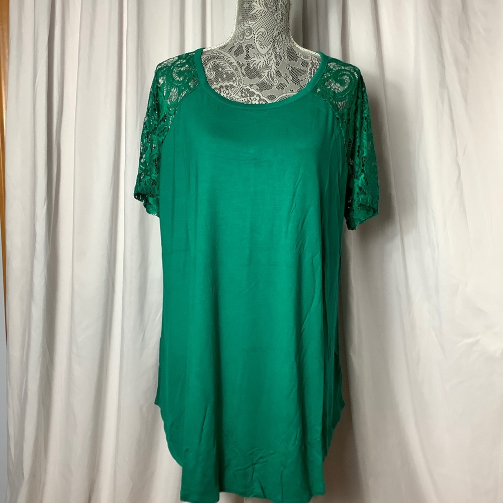New emerald green tunic length top with lace short sleeves size 3X and 1X,